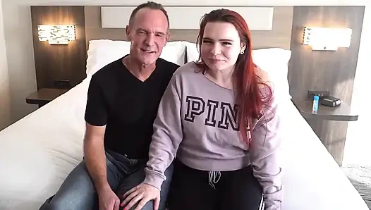 Yaşlı adam dctrousersnake genç itaatkar iyi kız Kayla'yı doğuruyor