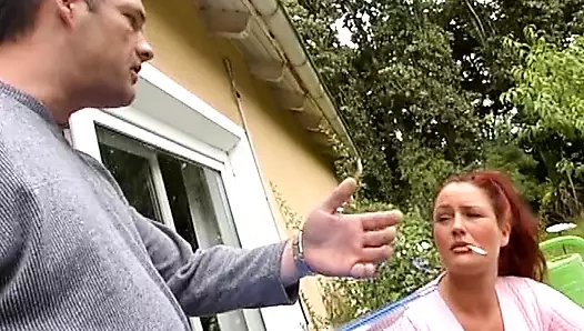 Almanya'dan düzgün vücutlu bir bebek nemli göt deliğinden sikişiyor