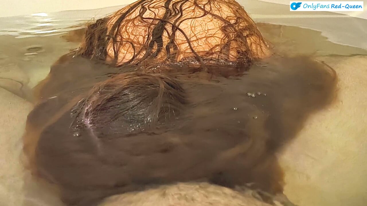 Uzun saçlı kızıl saçlı orta yaşlı seksi kadın ile sualtı küvette sakso