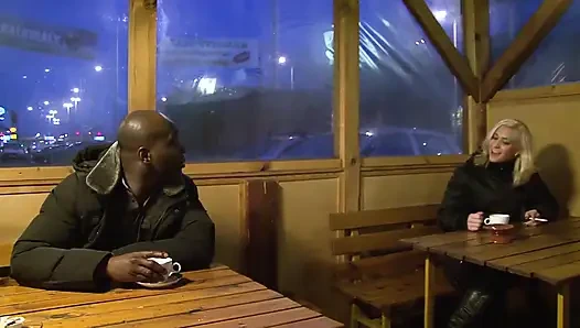 Aldatılan koca karısı zenci sevgilisiyle orgazm olurken ona yardım etmek zorunda