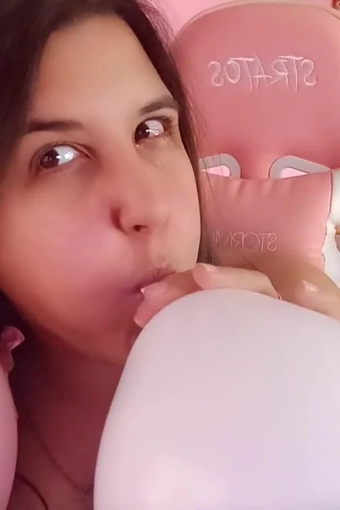 Kabarık yanaklar balon üfleme - tavşan delisi