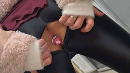 Naylon açık kasıklı kedi kıyafeti içinde halka açık! Sevimli travesti kız alışveriş yaparken boşalıyor!