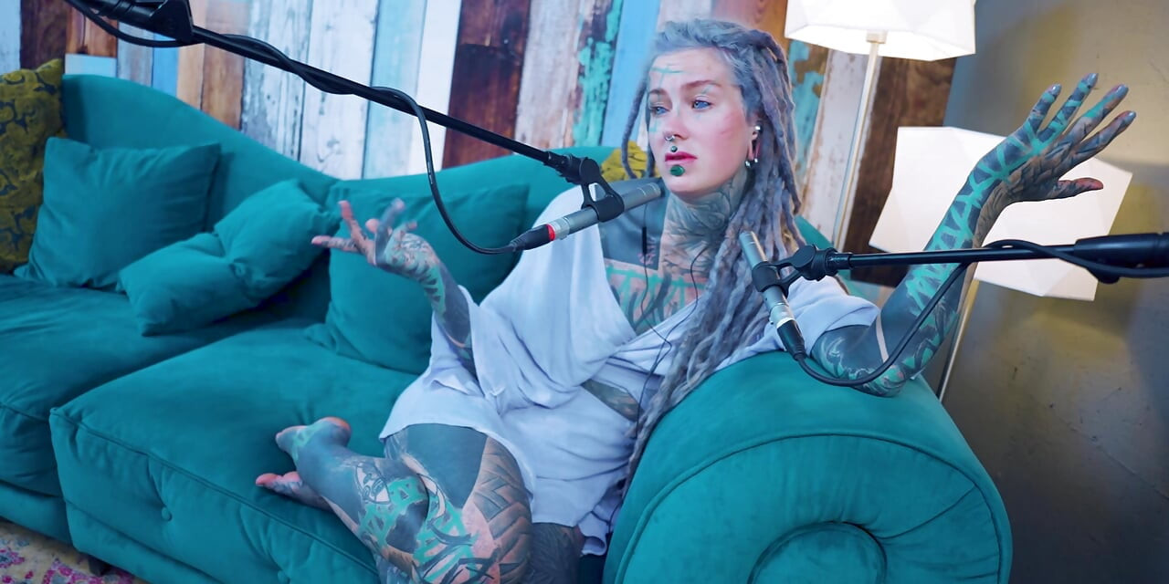 G - grattitude- asmr podcast sfw konuşuyor gotik sıska kız dreadlocks dövmeli model dövmeli kız