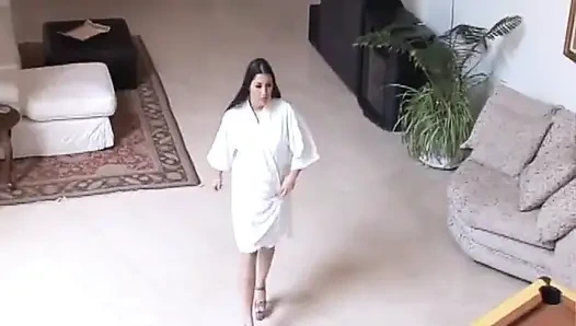 Beyaz bir kız için sert ırklararası üçlü grup seks büyük siyah yarak ve beyaz bir adam tarafından sikiliyor