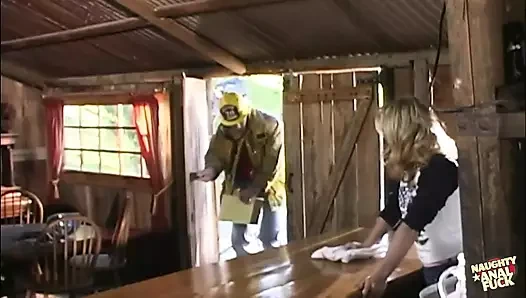 Çifte penetrasyon sırasında, azgın bir esmer iki şehvetli adamdan ateşli döl yutuyor ve sırıtıyor.