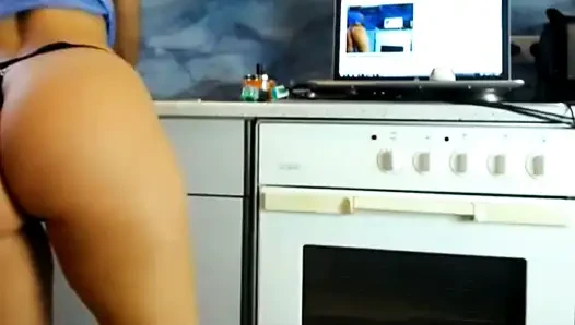 Соблазнительное соблазнение стринга: смотри Sexydea щеголяет своими соблазнительными изгибами