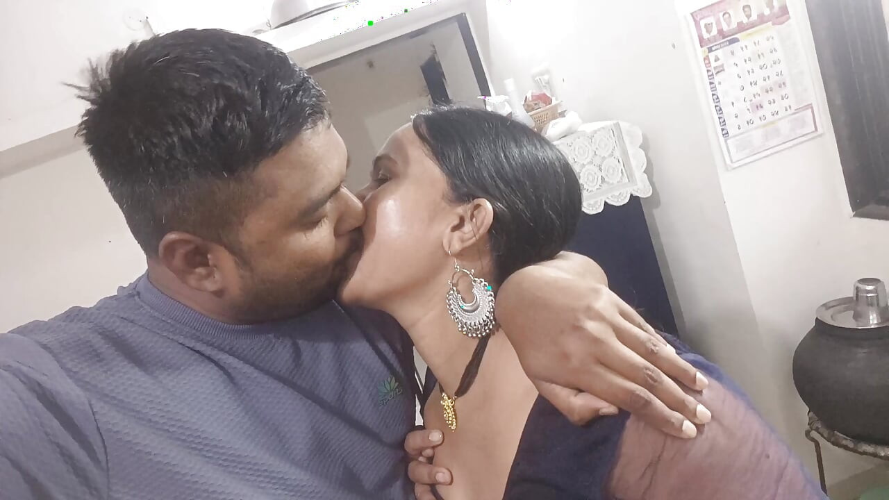 Hintli seksi Kavita Vahini mutfakta kocasının erkek kardeşiyle sikişiyor
