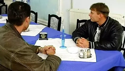 Sıcak ve dik Alman bayan binicilik bir genç horoz ile ona tıraş kedi