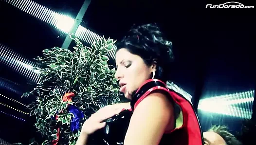 Junges Teen in Lack und Leder fickt und saugt wie der Teufel