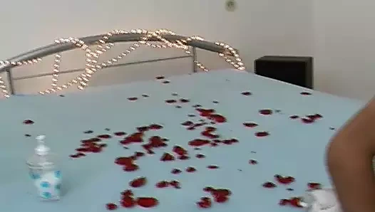 Süper sıcak esmer Alman genç gets bir büyük yük arasında boşalmak üzerinde ona vücut