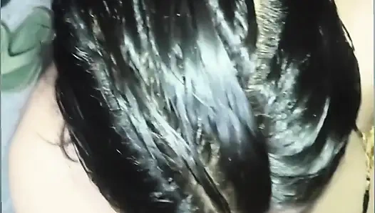 Geceleri sikimi Divya'nın ağzına sokuyorum.