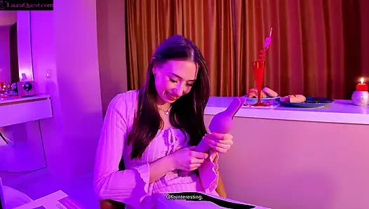 Sevgililer günü sürprizi bana bir oyuncak hediye ediyor, onun için fışkırtıyorum ve onu iki kez boşaltıyorum