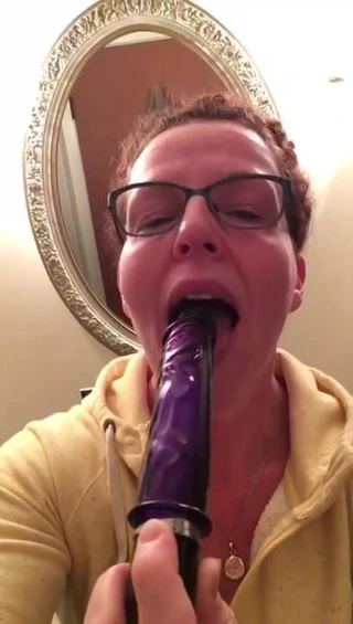 Anneanne berbat yapay penis alır bir video için genç oğlan