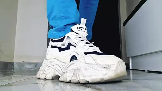 Spor ayakkabıyla uzun bir yürüyüşten sonra ayaklarım terliyor. İtaatkarımın ayak masajı zamanı geldi.