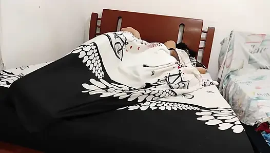 Üvey Anne, Aptal Üvey Oğluyla Örtü Altında Seks Yapıyor