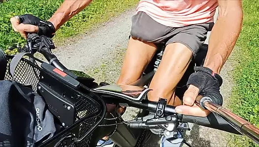 Uzun top sedyesi ile bisiklete biniyor