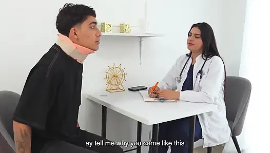 Tesuda Médica Gordinha Fica Excitada Enquanto Examina Seu Paciente E Acaba Fodendo Com força Na Mesa De Exame
