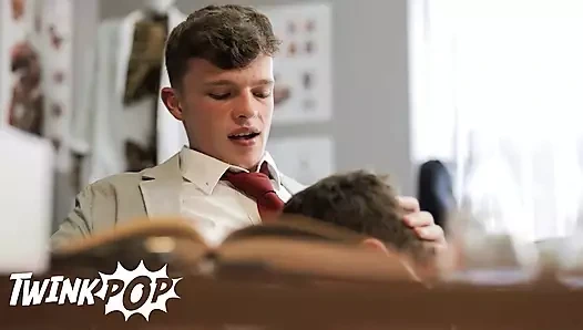 Twinkpop - üniversite hiç bu kadar eğlenceli olmamıştı ve seks hiç bu kadar iyi olmamıştı, özellikle herkes dahil olduğunda