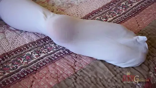 Minyon sarışın bebek carmen callaway klitorisini ovuştururken onu kedi ıslak ıslak alır