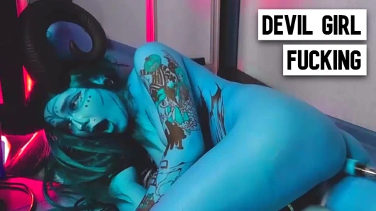 Büyük memeli dövmeli mavi sürtük makine tarafından sert sikiliyor