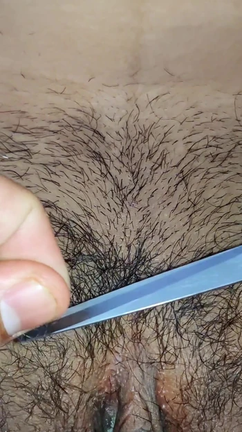 Обязательно поделиться моментом из "Это то, что происходит, когда вы просите своего мужа помочь вам удалить волосы вокруг киски"