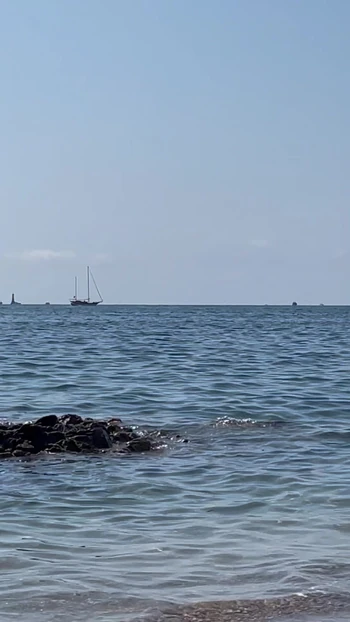 Женщина танцует