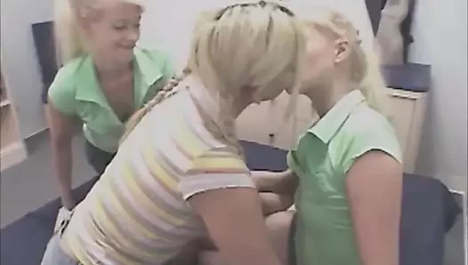 Muhteşem sarışın lezbiyen ikizler amcığını yalıyor