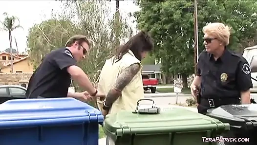 Genç erkek avcısı Teri Weigel genç iyi bir üçlü gruptan alıyor