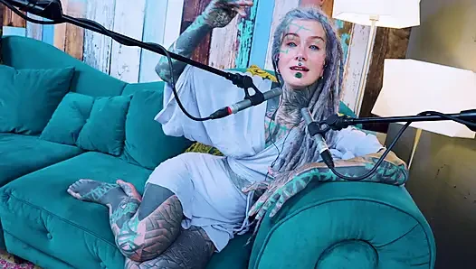 U hakkında konuşuyorum - rahatsız - asmr podcast sfw konuşuyor gotik sıska kız dreadlocks dövmeli model dövmeli kız