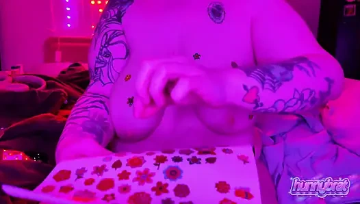 Büyük memeler yağlanıyor ve etiketleniyor