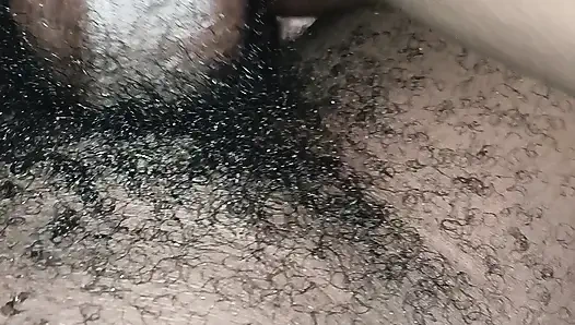 Ev bakıcısı amcığını gerdiriyor