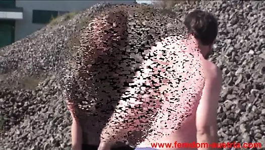 Kölelere şaplak atıyor