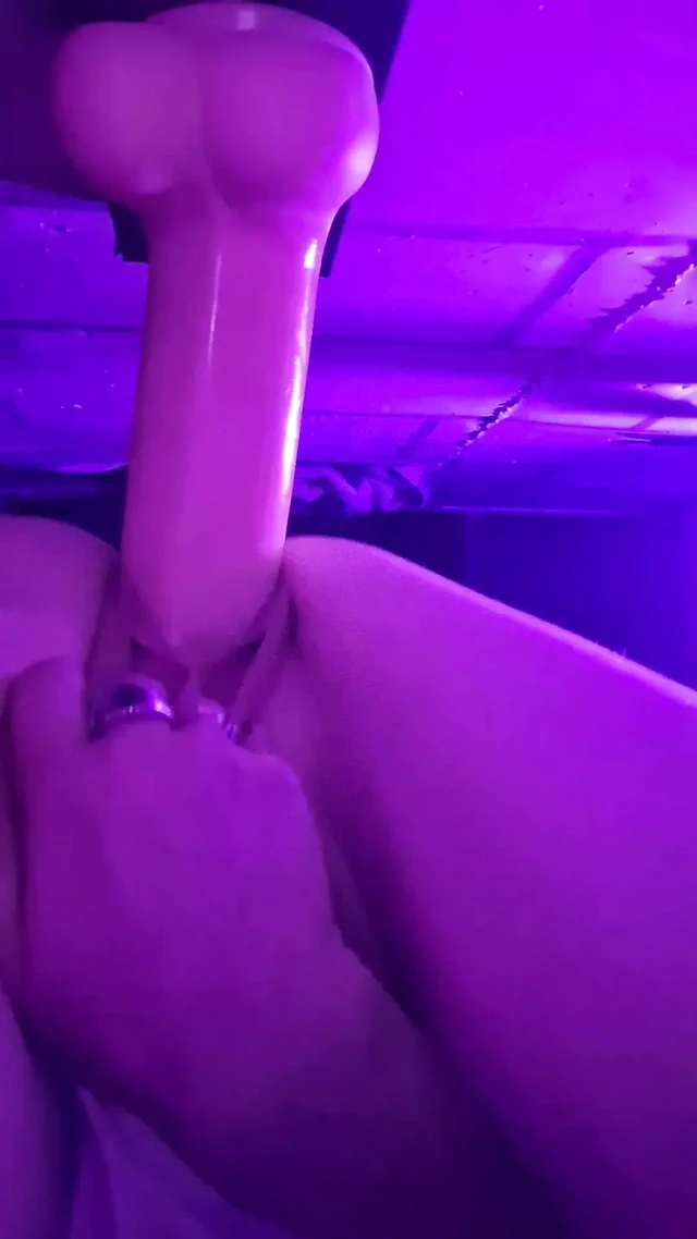 13 inçlik dildoma biniyorum