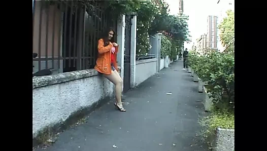 Kıvrımlı kaltak vahşi seks istiyor!