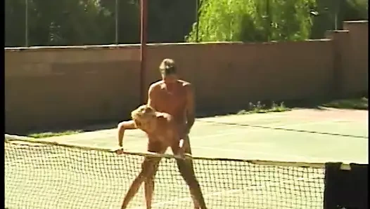 Ön bahçede muhteşem bir sarışın kız için açık havada kedi lanet oturumu