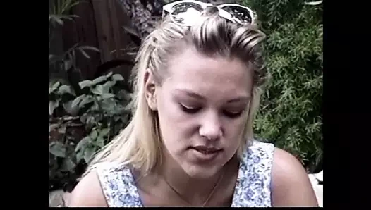 Azgın amatör sikişmeden önce büyük bir yarağı emiyor