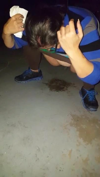 kız arkadaşı bodrumda pissing