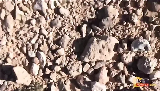 Açık çölde tatlı genç amcık