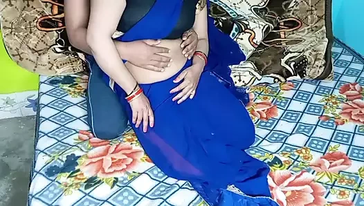 Hintli kadın mavi renkli sari seksi görünüyor.