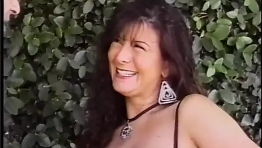 Kaslı adam ve seksi orta yaşlı seksi kadın amcık yalıyor