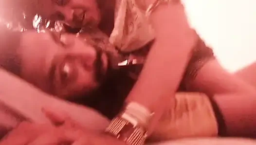 Kayınpederin devasa yarağı üvey kızı için sarinin altında takılıyor