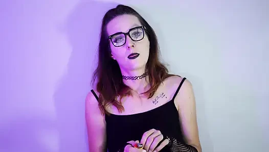 Gotik kız file çorap içinde sigara içiyor