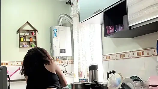 Kilolu latin kadın külotla yemek pişiriyor büyük götlü şişman göbek sallıyor