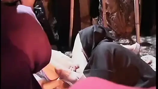 Bu edepsiz küçük fahişe efendisi tarafından sikişiyor ve emiyor