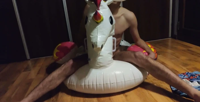 Şişme tek boynuzlu atımın üzerinde kuru kambur