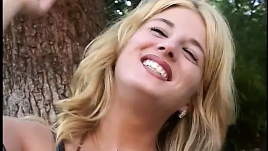 Yuvarlak eşek ile vahşi sarışın sürtük derin anal delme alır