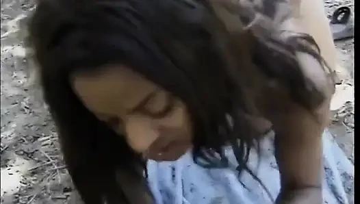 Ateşli zenci piliç beyaz yarağı götünü sallıyor