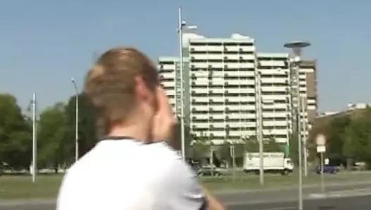 Azgın adam açık havada iki harika Alman kızla sikişiyor