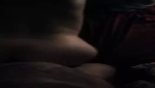 Büyük götü yarak üzerinde dans ediyor