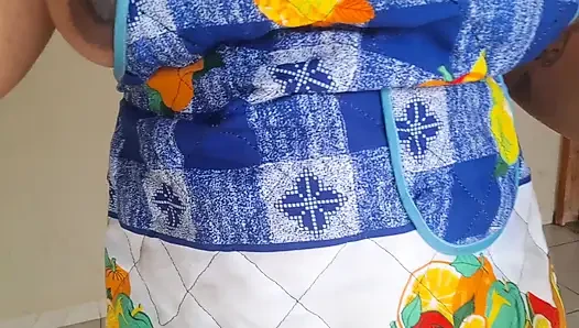 Sadece önlük ve iç çamaşırıyla bahçeyi temizleyen orospu eşi - Hotwife gösteriliyor
